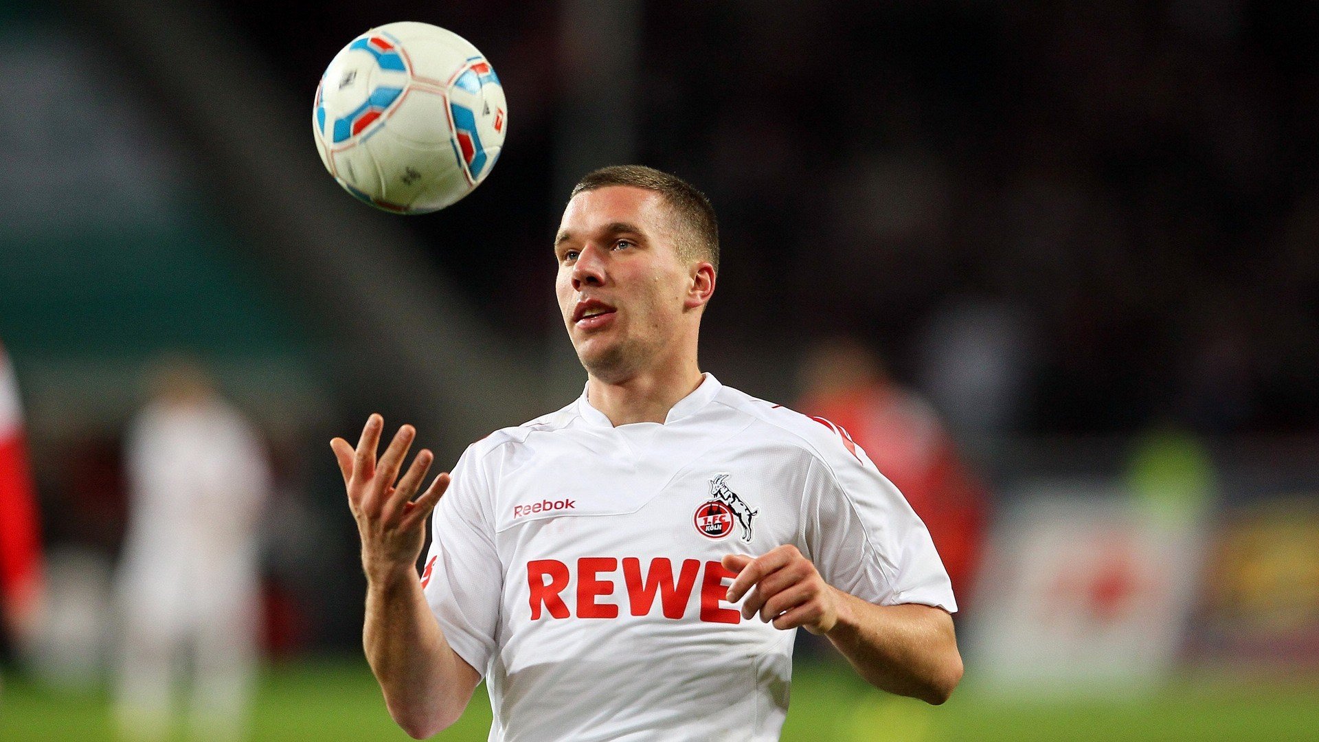 绿茵场与乒乓台的双重奏，法国铁骑碾压瑞典，樊振东状态如日中天